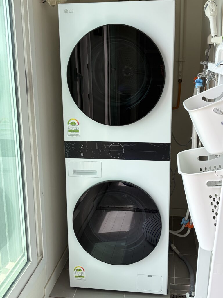 신혼집 세탁실에 설치된 LG 워시타워 컴팩트